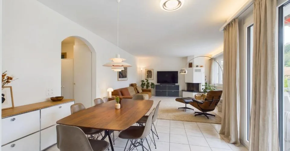 Moderne und lichtdurchflutete Wohnung mit Balkon in Schwaderloch – Foto 2 von 13