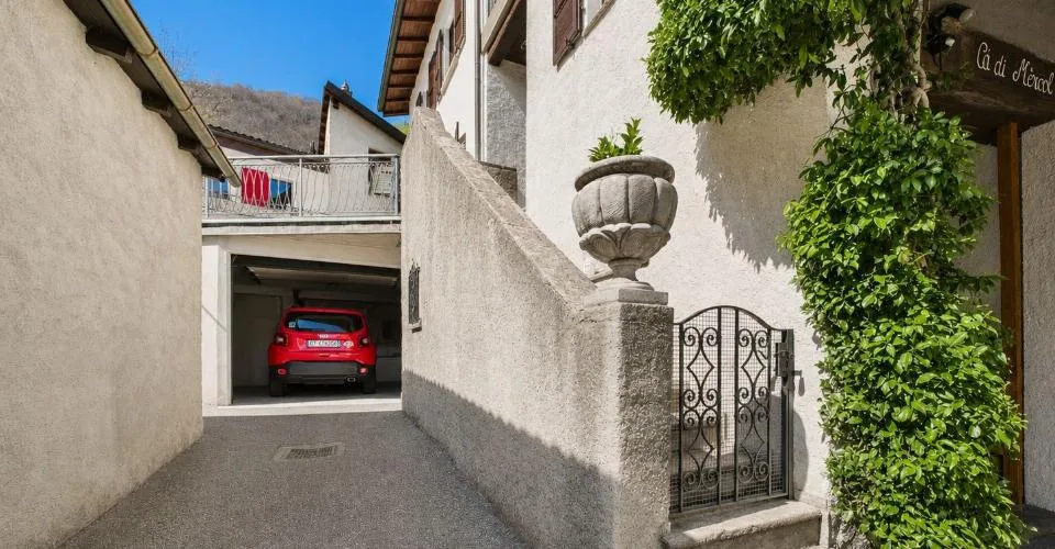 Elegante casa indipendente di 4.5 locali con garage, nel nucleo di Gravesano