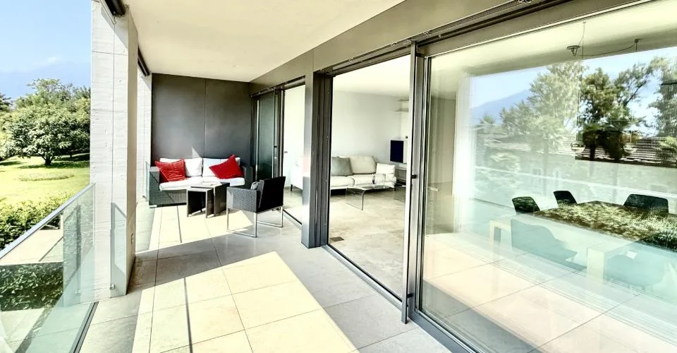 3776 APPARTEMENT DE LUXE AVEC VUE PARTIELLE SUR LE LAC – RÉSIDENCE SECONDAIRE