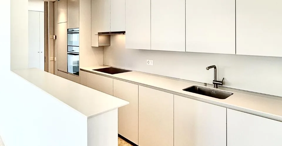3776 APPARTEMENT DE LUXE AVEC VUE PARTIELLE SUR LE LAC – RÉSIDENCE SECONDAIRE