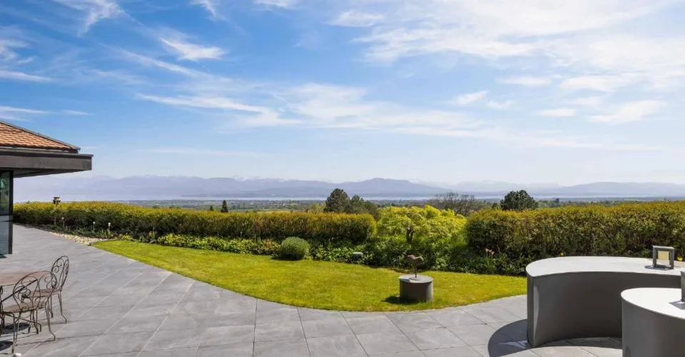 Propriété d'exception avec piscine intérieure et vue sur le lac Léman