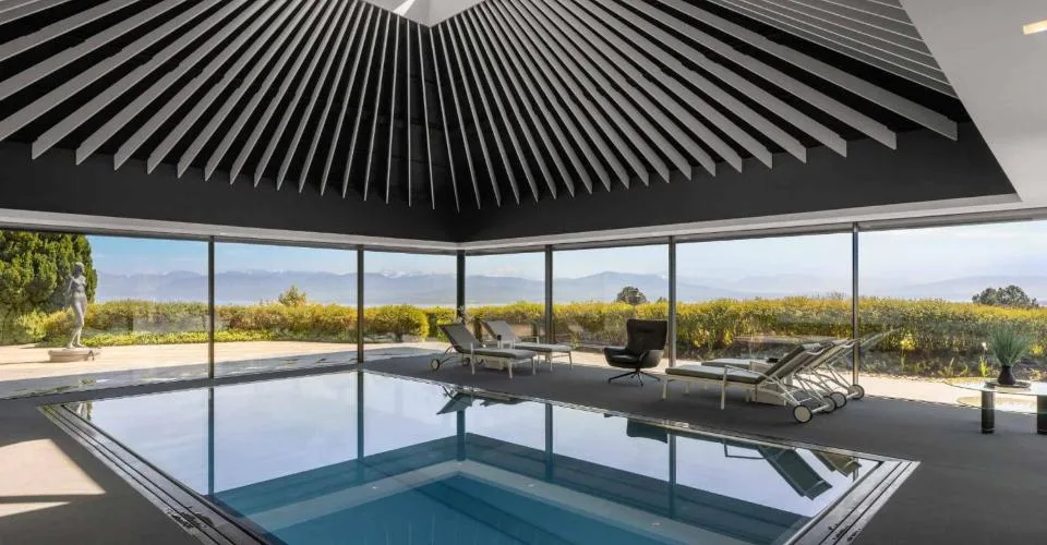 Propriété d'exception avec piscine intérieure et vue sur le lac Léman