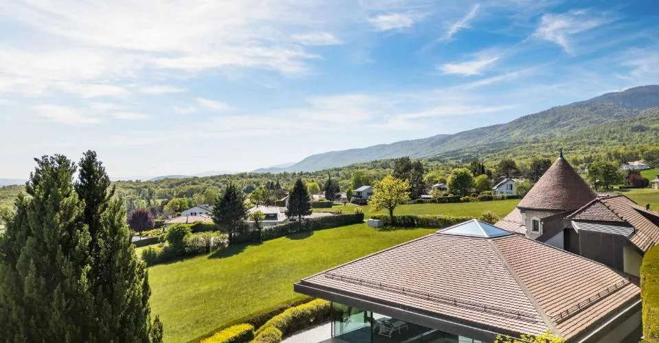 Propriété d'exception avec piscine intérieure et vue sur le lac Léman