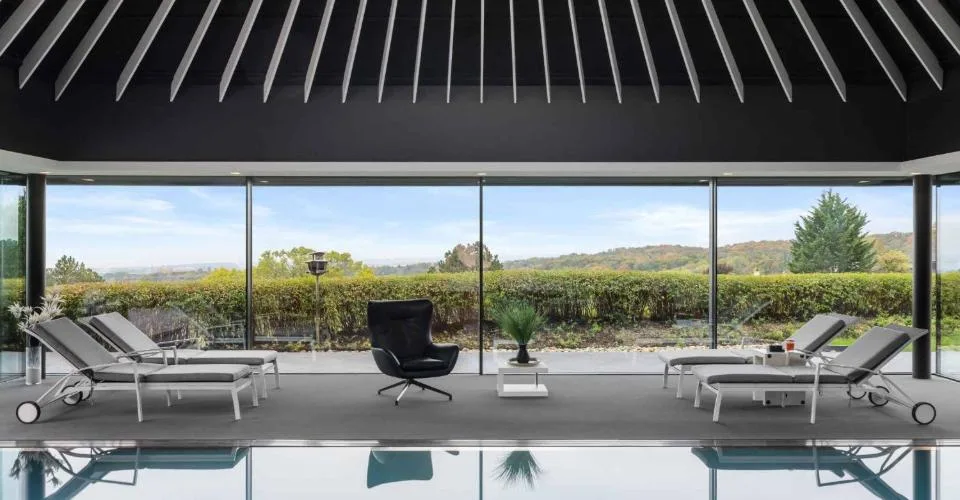 Propriété d'exception avec piscine intérieure et vue sur le lac Léman