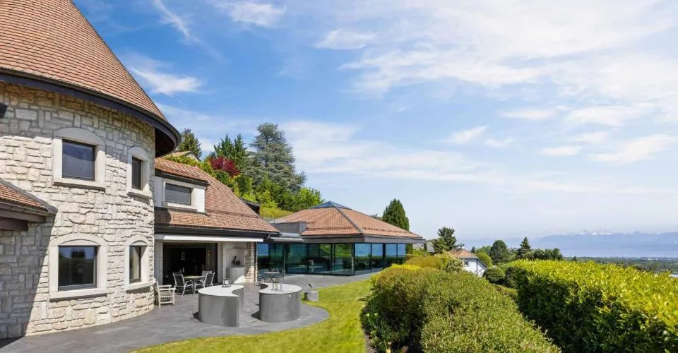 Propriété d'exception avec piscine intérieure et vue sur le lac Léman