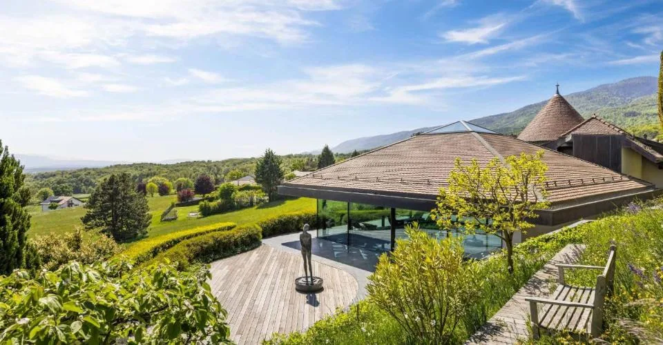 Propriété d'exception avec piscine intérieure et vue sur le lac Léman