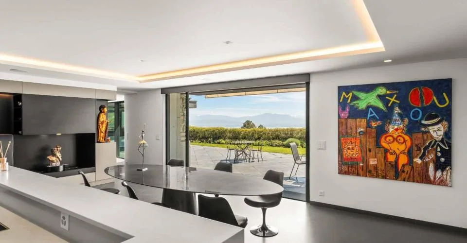 Propriété d'exception avec piscine intérieure et vue sur le lac Léman