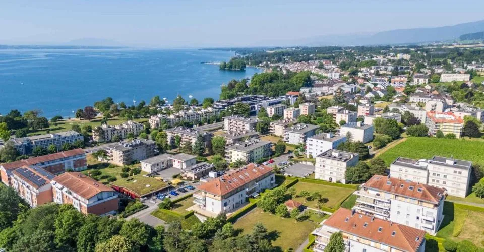 Duplex de standing de 7.5 pièces offrant une vue sur le Léman et les Alpes