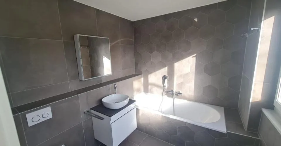 Villa de 2 logements entiérement rénovée, revenu locatif pour logement du rez