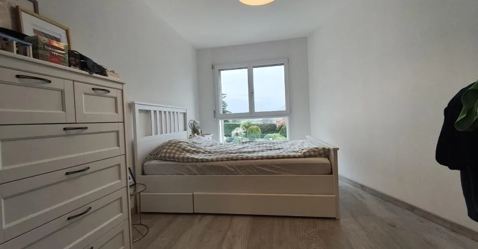 Charmant appartement de 2 pièces au 1er étage avec place de parc intérieure