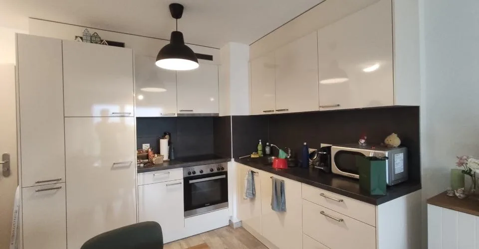 Charmant appartement de 2 pièces au 1er étage avec place de parc intérieure