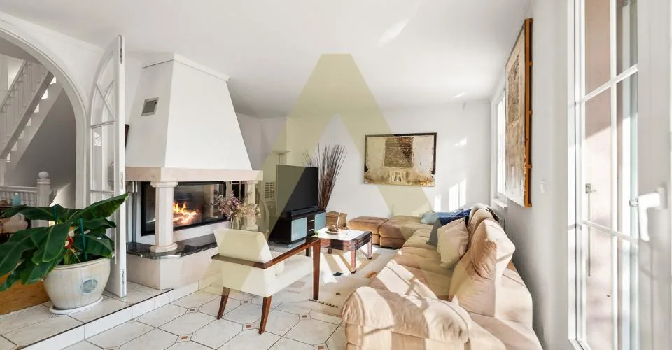 Une villa aux volumes exceptionnels, à deux pas de la plage – Foto 4 von 13