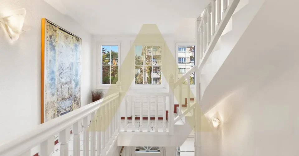 Une villa aux volumes exceptionnels, à deux pas de la plage – Foto 9 von 13