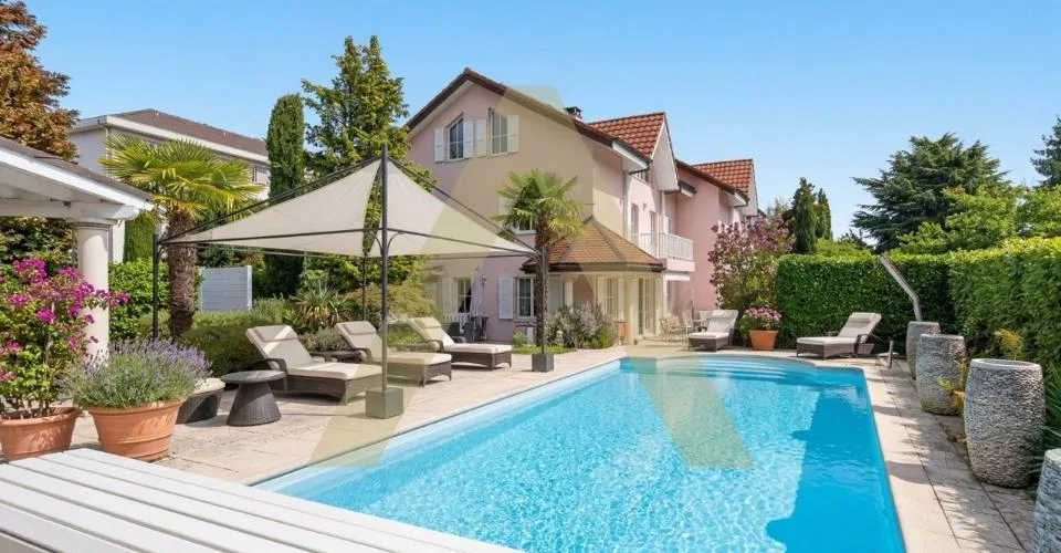 Une villa aux volumes exceptionnels, à deux pas de la plage – Foto 2 von 13