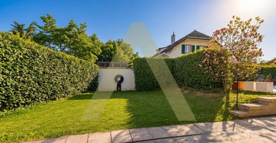 Une villa aux volumes exceptionnels, à deux pas de la plage – Foto 3 von 13