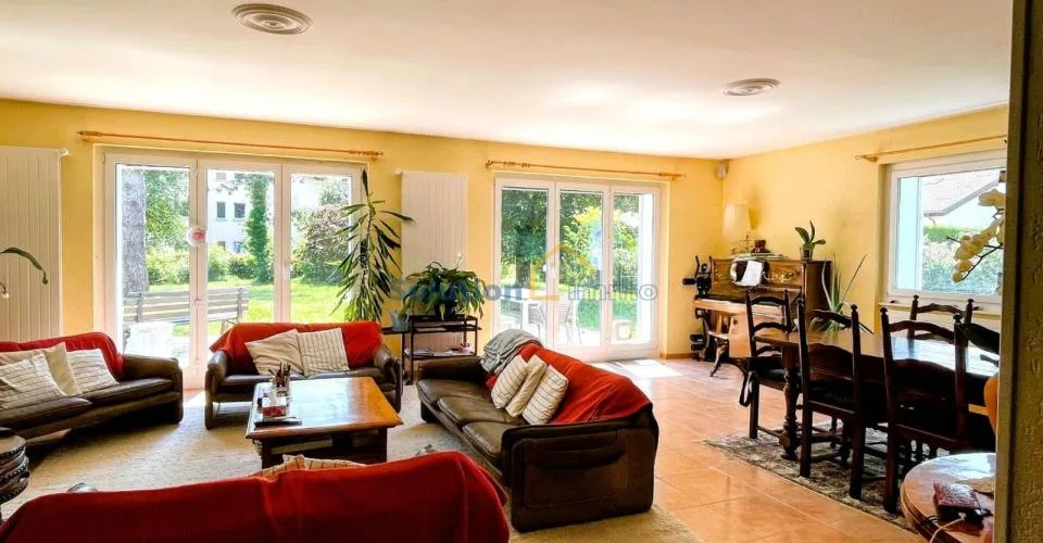 Charmant immeuble de 3 appartements avec superbe jardin