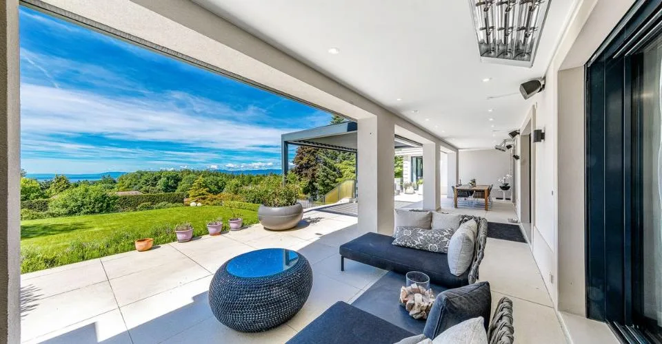 Villa d'exception avec vue, piscine et tranquillité absolue – photo 2 sur 2