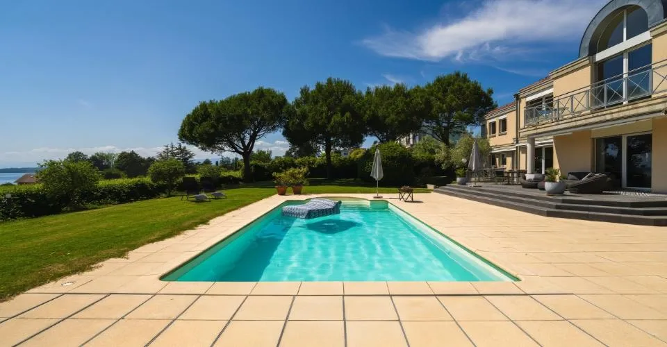 Somptueuse maison avec vue lac et piscine