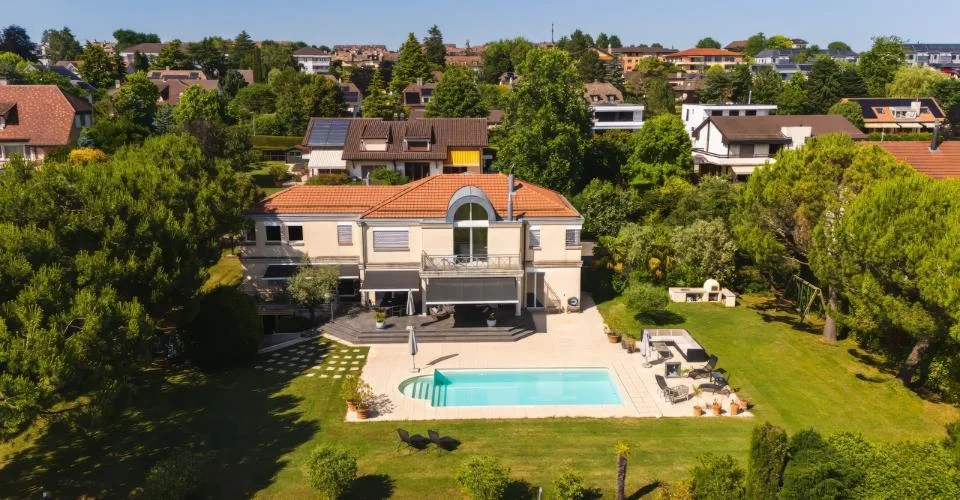 Somptueuse maison avec vue lac et piscine
