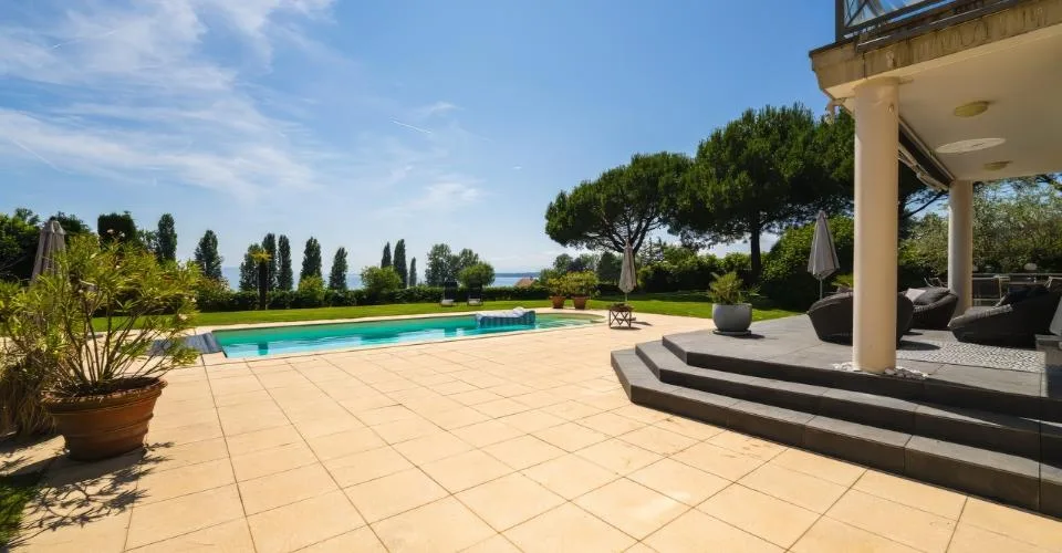 Somptueuse maison avec vue lac et piscine