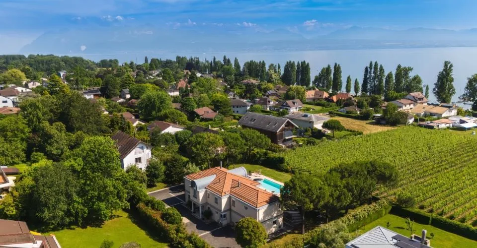 Somptueuse maison avec vue lac et piscine