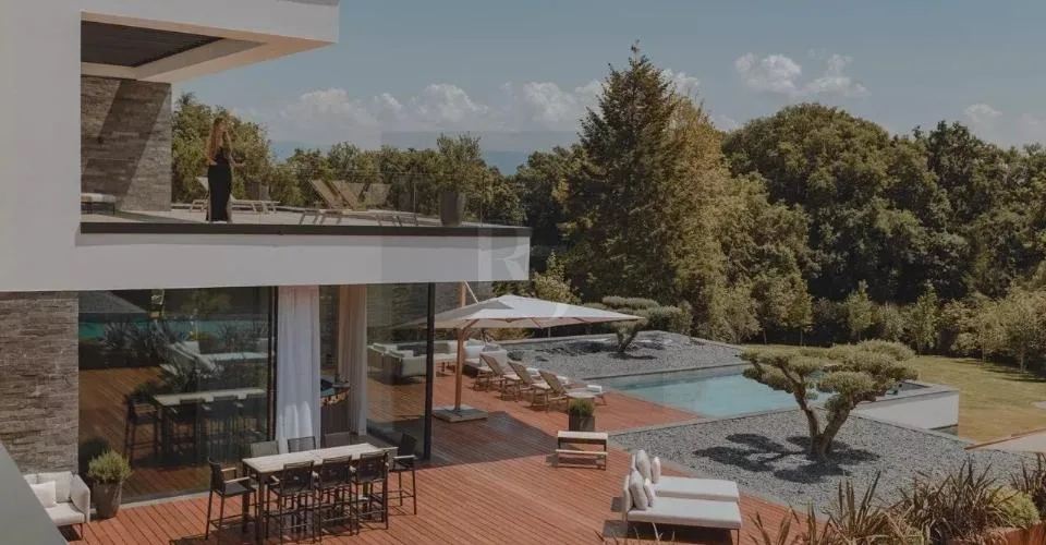Grande Villa ? Retraite contemporaine ultra-privée aux portes de Genèv