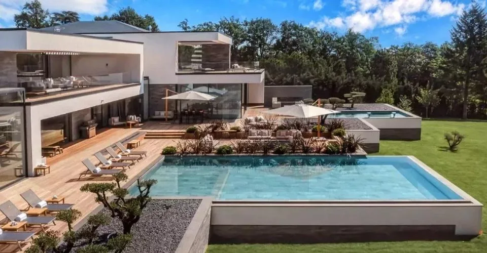 Grande Villa ? Retraite contemporaine ultra-privée aux portes de Genèv