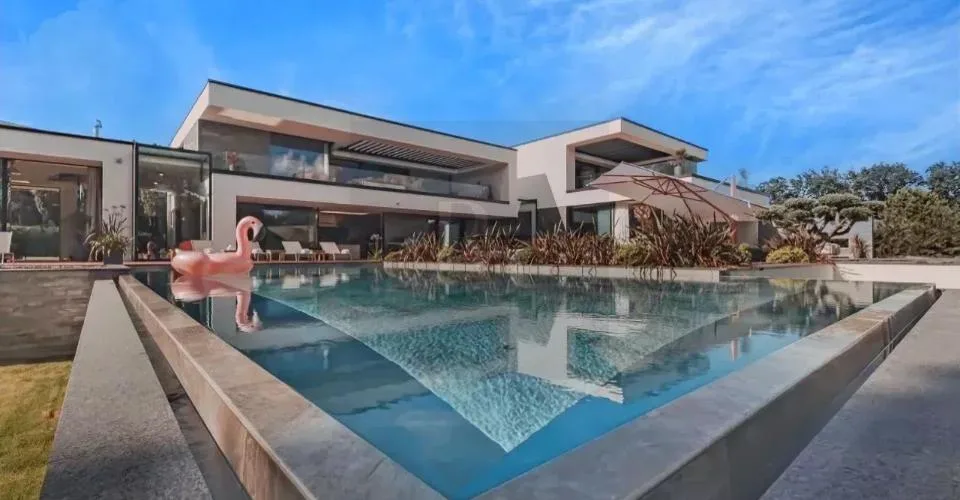 Grande Villa ? Retraite contemporaine ultra-privée aux portes de Genèv