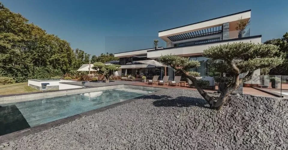 Grande Villa ? Retraite contemporaine ultra-privée aux portes de Genèv