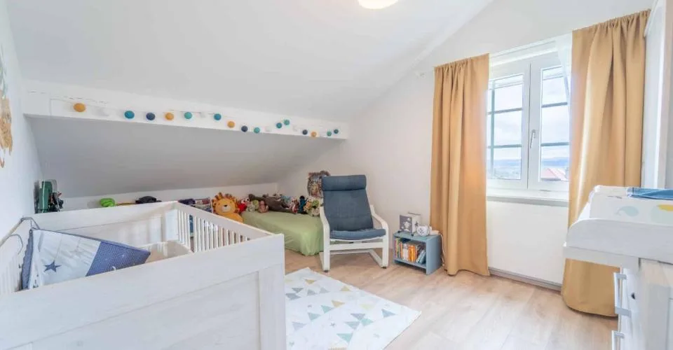 Superbe villa individuelle de 5½ pièces avec vue dégagée, terrasse couverte, piscine hors sol et grand jardin verdoyant