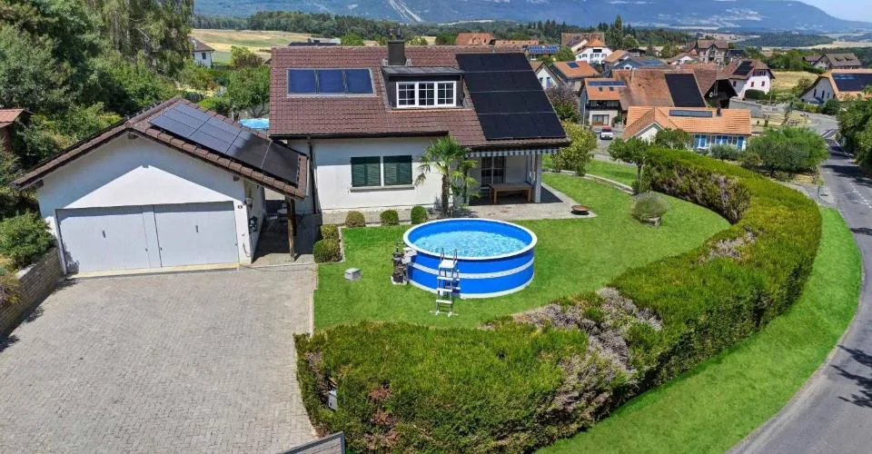Superbe villa individuelle de 5½ pièces avec vue dégagée, terrasse couverte, piscine hors sol et grand jardin verdoyant