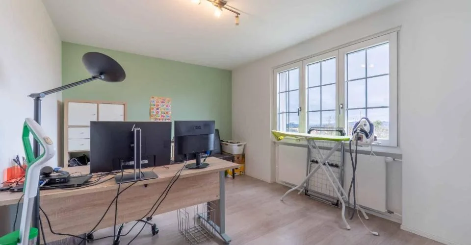 Superbe villa individuelle de 5½ pièces avec vue dégagée, terrasse couverte, piscine hors sol et grand jardin verdoyant