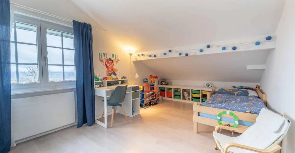 Superbe villa individuelle de 5½ pièces avec vue dégagée, terrasse couverte, piscine hors sol et grand jardin verdoyant