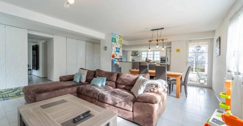 Superbe villa individuelle de 5½ pièces avec vue dégagée, terrasse couverte, piscine hors sol et grand jardin verdoyant