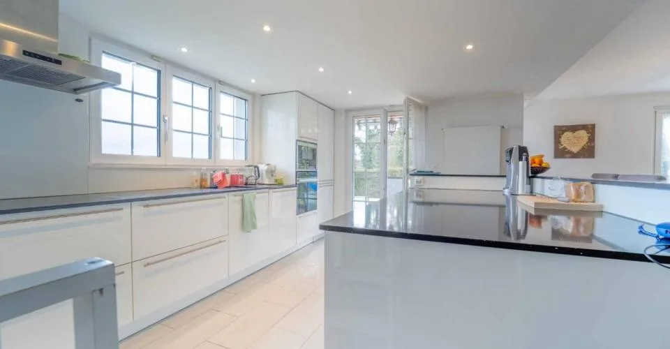Superbe villa individuelle de 5½ pièces avec vue dégagée, terrasse couverte, piscine hors sol et grand jardin verdoyant