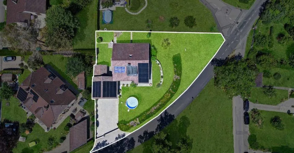 Superbe villa individuelle de 5½ pièces avec vue dégagée, terrasse couverte, piscine hors sol et grand jardin verdoyant