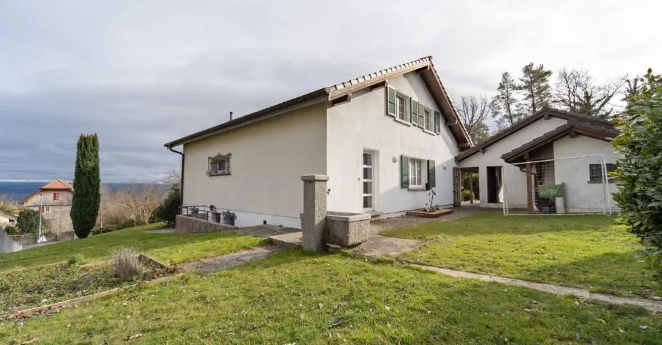Superbe villa individuelle de 5½ pièces avec vue dégagée, terrasse couverte, piscine hors sol et grand jardin verdoyant