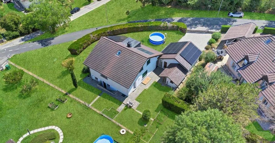 Superbe villa individuelle de 5½ pièces avec vue dégagée, terrasse couverte, piscine hors sol et grand jardin verdoyant