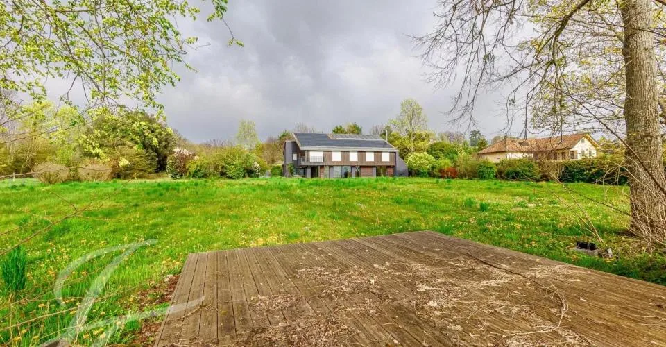 Villa pieds dans l'eau avec parcelle de 7'585m2 – Foto 3 von 13