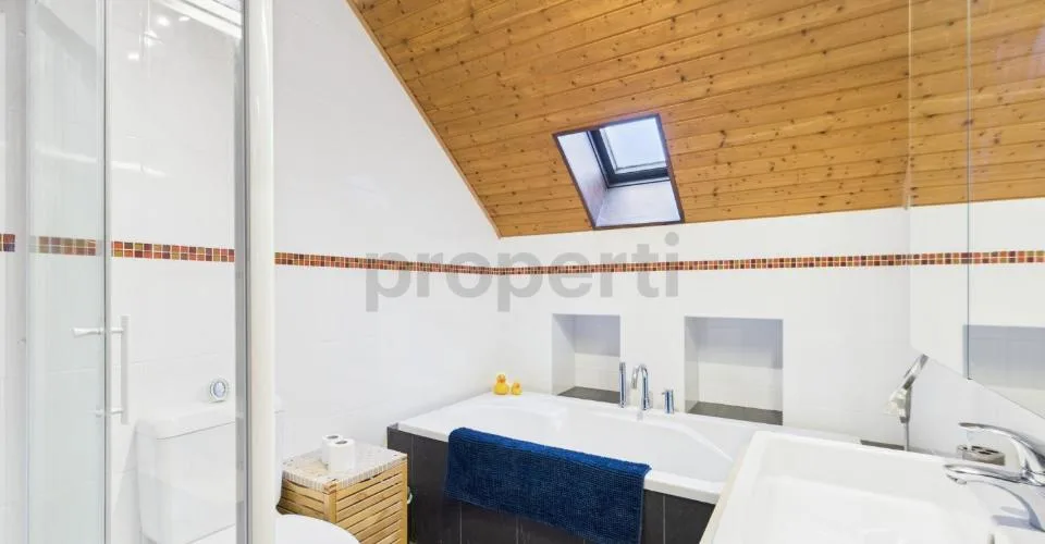 Grande maison individuelle avec appartement indépendant, jardin et vue dégagée