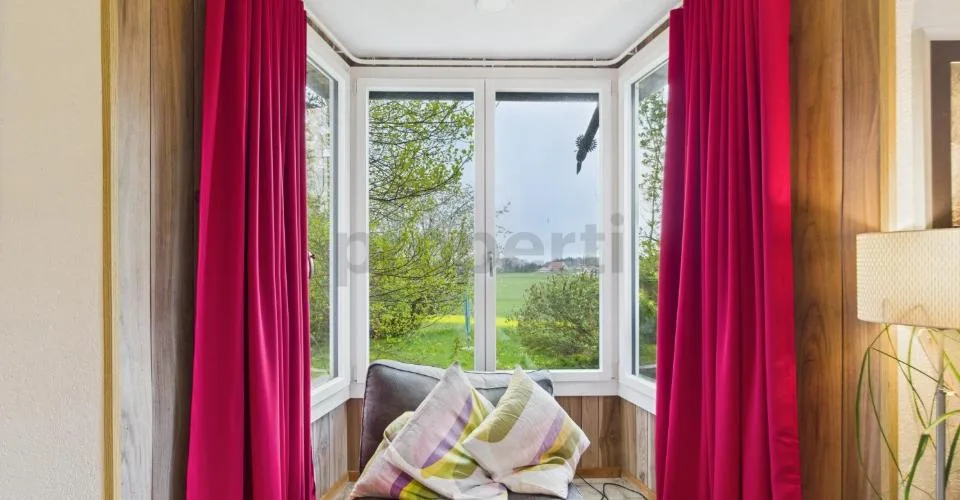 Grande maison individuelle avec appartement indépendant, jardin et vue dégagée