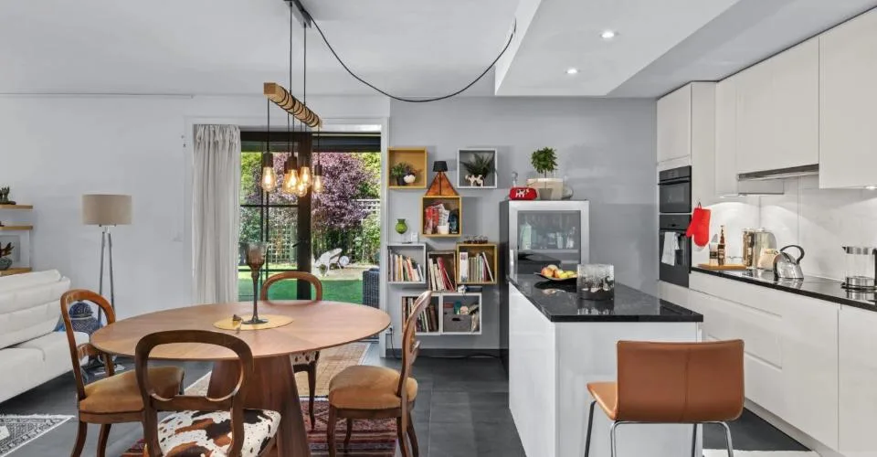 Rez-de-jardin contemporain, spacieux et bien agencé