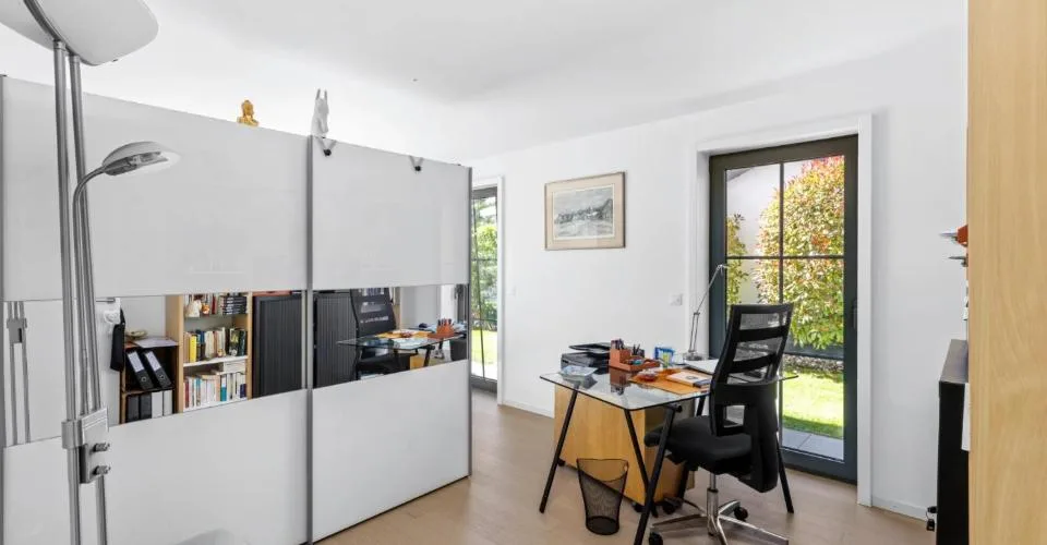 Rez-de-jardin contemporain, spacieux et bien agencé