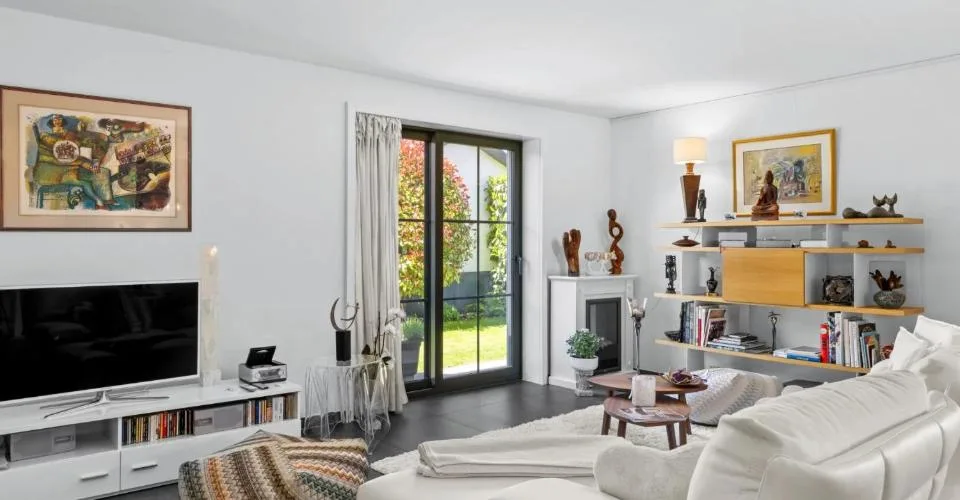 Rez-de-jardin contemporain, spacieux et bien agencé