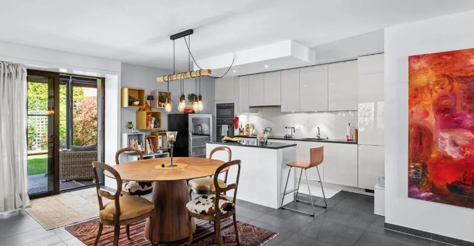 Rez-de-jardin contemporain, spacieux et bien agencé