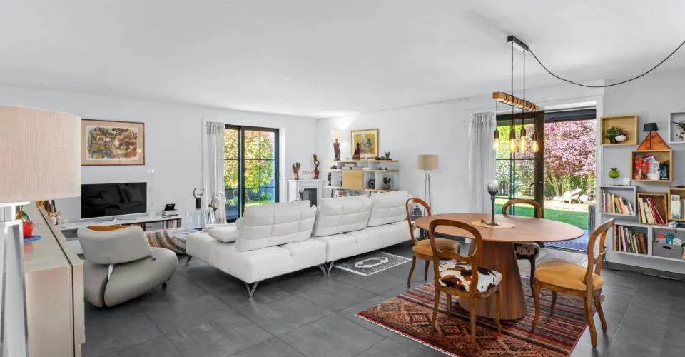 Rez-de-jardin contemporain, spacieux et bien agencé