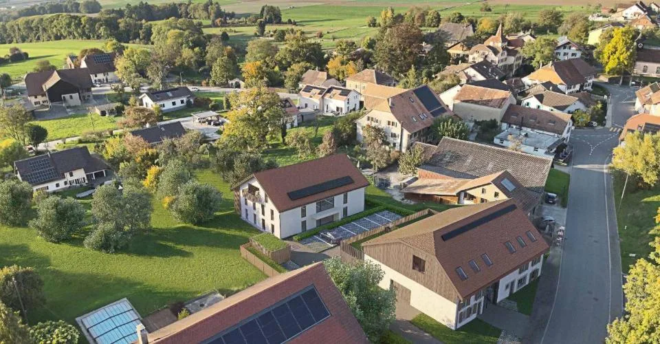 Maison villageoise mitoyenne avec terrasse et jardin