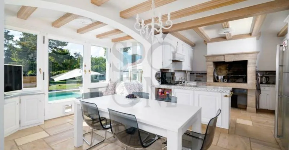 Maison élégante et spacieuse, rénovée avec soin – Foto 2 von 9
