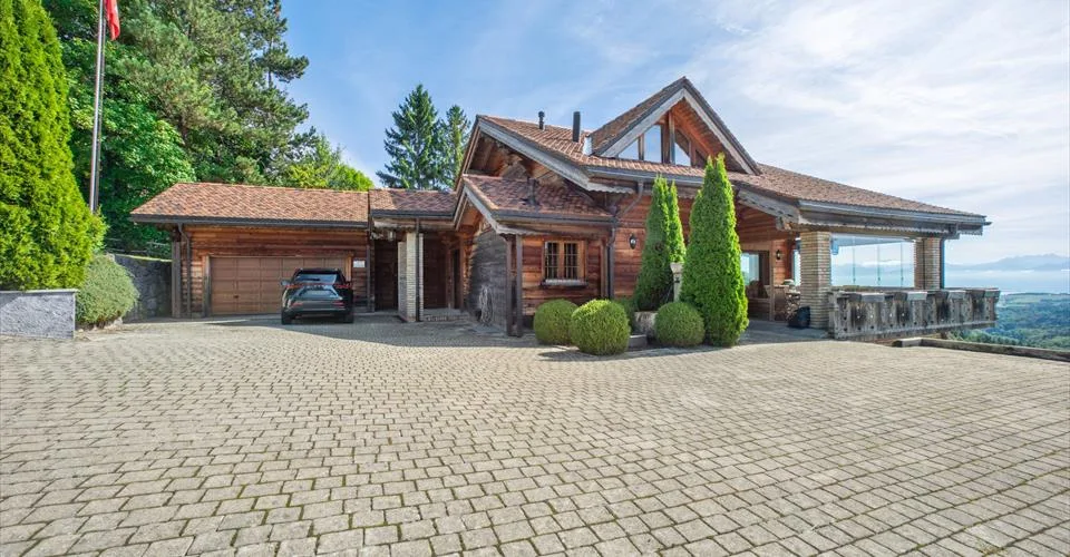 Un chalet d’exception de 6.5 p. avec vue imprenable sur le lac et la forêt, jardin, places de parc couvertes et garage box double