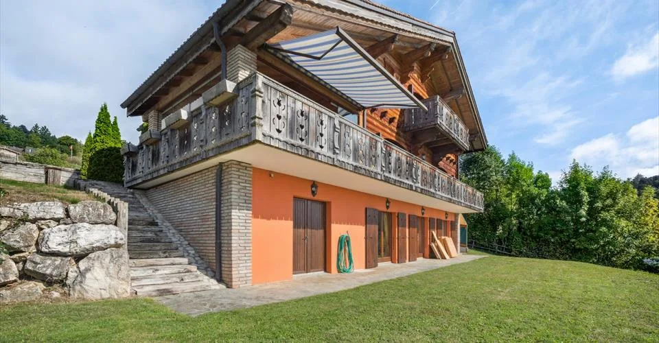 Un chalet d’exception de 6.5 p. avec vue imprenable sur le lac et la forêt, jardin, places de parc couvertes et garage box double